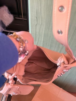 Borsa rosa con borchie e portafoglio