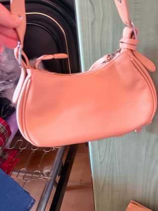 Borsa rosa con borchie e portafoglio