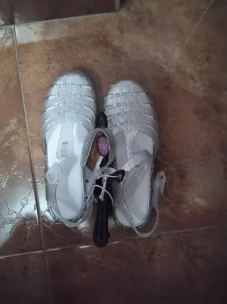 Sandalias cangrejeras plateadas