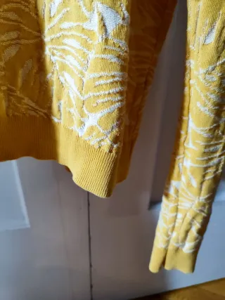 Jersey amarillo con estampado