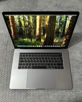 MacBook Pro 15” 2018 i7 16GB 240GB Plata