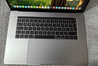 MacBook Pro 15” 2018 i7 16GB 240GB Plata