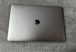 MacBook Pro 15” 2018 i7 16GB 240GB Plata