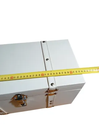 Baúl pequeño blanco y negro