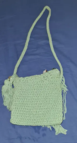 Bolsita crochet con flores y flecos