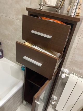 Armario de baño estrecho madera y cristal