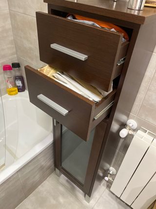 Armario de baño estrecho madera y cristal