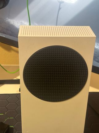 Xbox Series S 1TB Blanca + Mando Rojo