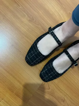 Merceditas negras con tira y hebilla