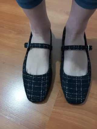 Merceditas negras con tira y hebilla