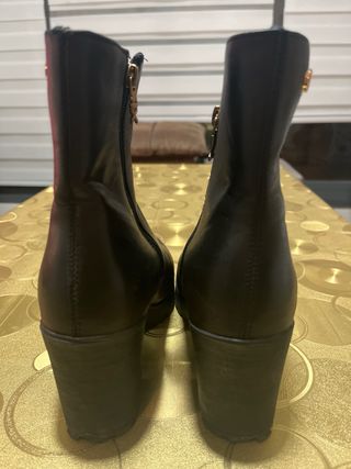 Botines de piel negros