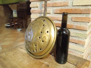 Calienta camas antiguo de cobre y madera