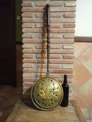 Calienta camas antiguo de cobre y madera