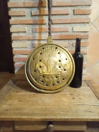 Calienta camas antiguo de cobre y madera