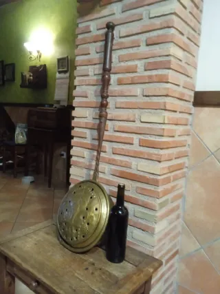 Calienta camas antiguo de cobre y madera