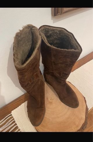 Stivali marroni foderati in pelliccia
