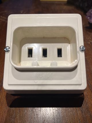 Enchufe de superficie 3 clavijas planas