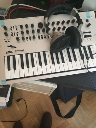 Korg Minilogue Sintetizador con funda