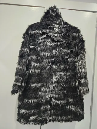 Abrigo pelo negro y blanco