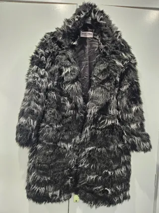 Abrigo pelo negro y blanco