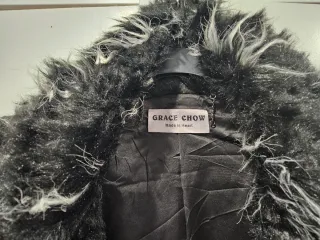 Abrigo pelo negro y blanco