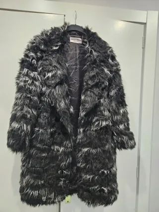 Abrigo pelo negro y blanco