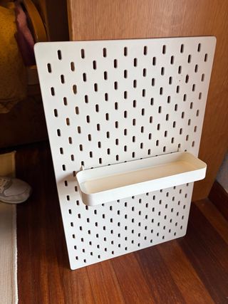 Tablero perforado SKÅDIS blanco con bandeja