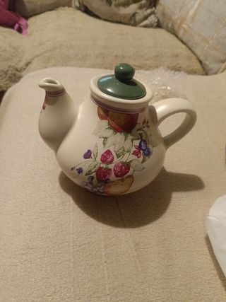 Tetera decorada con frutas echas a manos Las dos