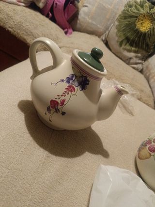 Tetera decorada con frutas echas a manos Las dos