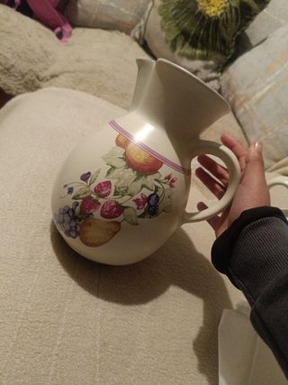 Tetera decorada con frutas echas a manos Las dos