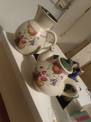Tetera decorada con frutas echas a manos Las dos