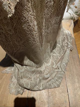 Vestido de fiesta beige con chaqueta