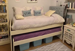 Cama nido de madera beige.