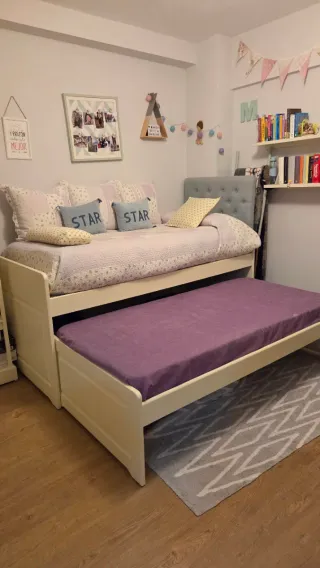 Cama nido de madera beige.