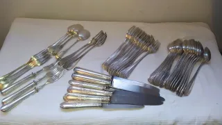 Cubiertos antiguos de metal plateado