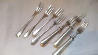 Cubiertos antiguos de metal plateado