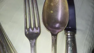 Cubiertos antiguos de metal plateado