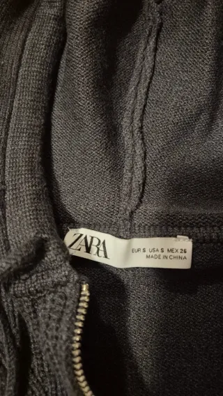 Jersey Zara con capucha y cremallera gris