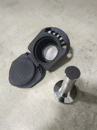 Dolce Gusto Genio Plus + accesorio para café molid