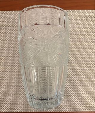 Jarrón de cristal con girasoles