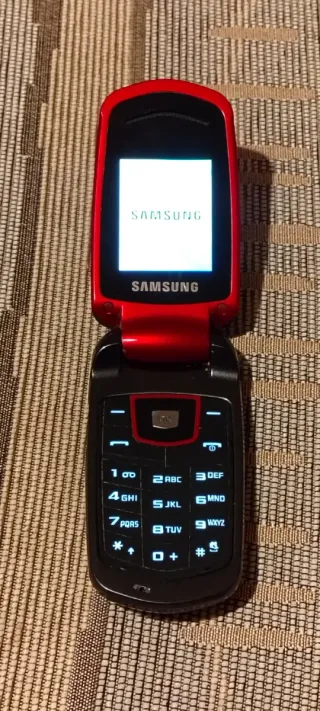 Cellulare Samsung nero e rosso