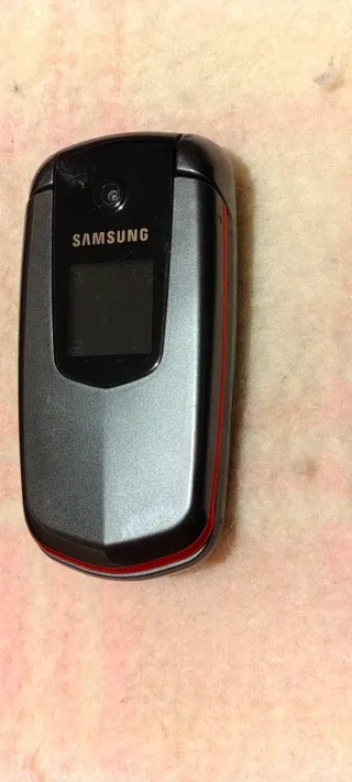 Cellulare Samsung nero e rosso