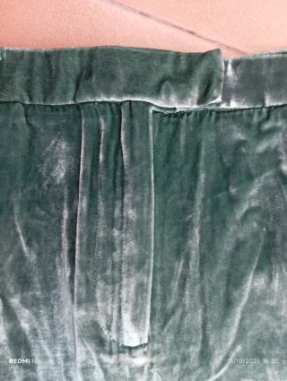 Pantalón terciopelo sedoso verde mujer Mango
