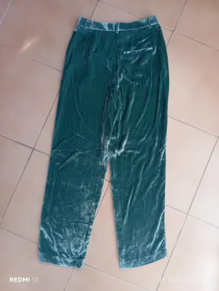 Pantalón terciopelo sedoso verde mujer Mango