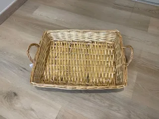 Cesta de mimbre con asas