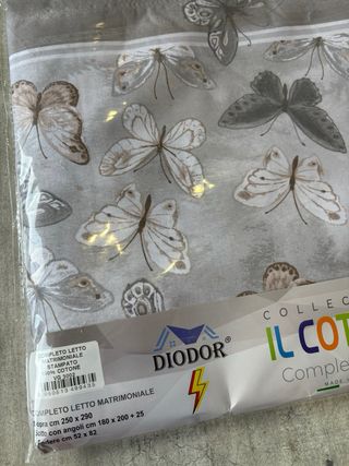 Lenzuola con farfalle beige e marroni