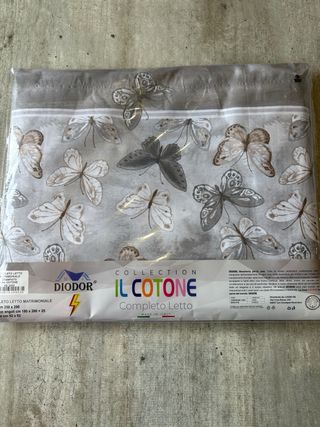 Lenzuola con farfalle beige e marroni