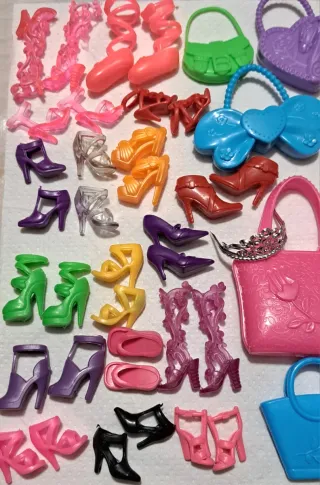 Lotto accessori Barbie: borse e scarpe 35 pezzi