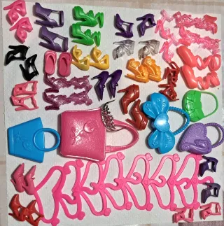 Lotto accessori Barbie: borse e scarpe 35 pezzi