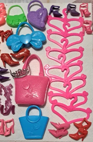 Lotto accessori Barbie: borse e scarpe 35 pezzi